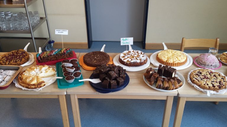 Kuchenbuffet mit vielen selbst gebackenen Kuchen beim Flohmarkt